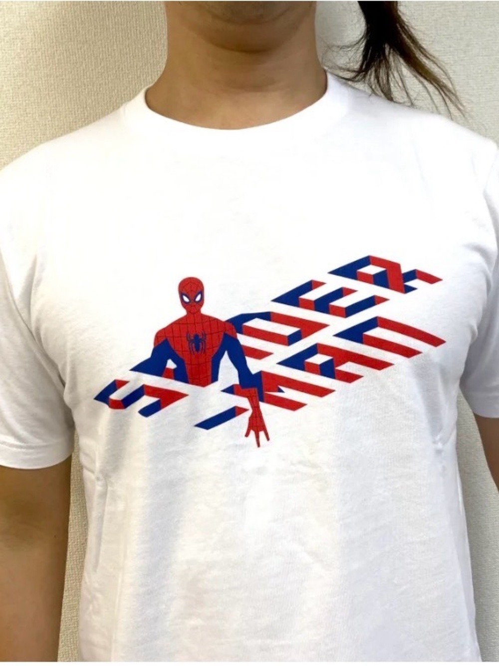 UT MARVEL SPIDERMAN WHITE GRAPHIC T-SHIRT MENS SMALL